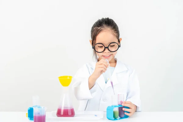 Bildung Wissenschaft Und Kinder Konzeptgirl Brille Mit Lupe Studiert Reagenzglas lizenzfreie Stockfotos