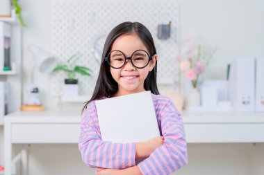 Eğitim ve okul konsepti - küçük öğrenci kız kitap okuyor