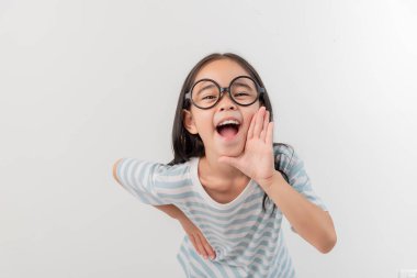 Mutlu küçük kız, beyaz tenli.