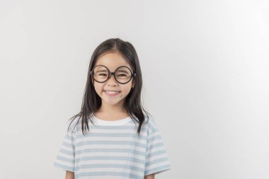 Mutlu küçük kız, beyaz tenli.