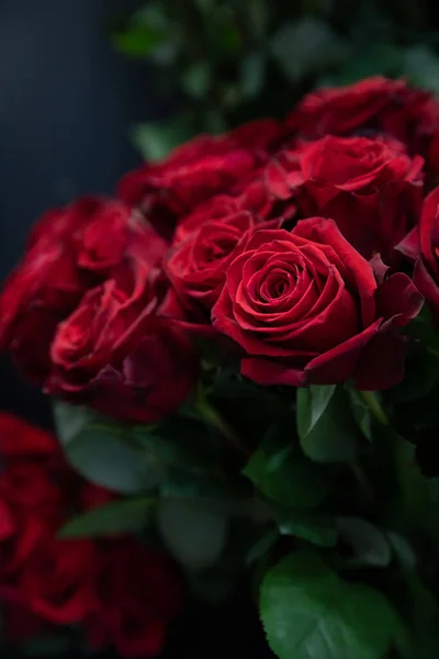 Fresh Cut Red Roses Bouquet Flower Garden Shop Preparations Valentines — स्टॉक फ़ोटो, इमेज