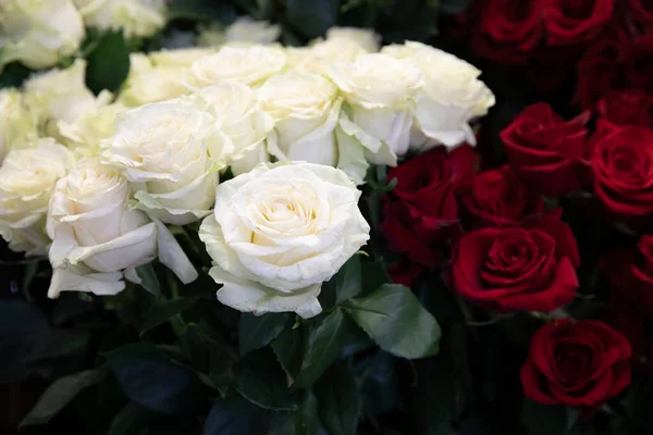 フラワーガーデンショップでは 美しい新鮮なカット白と赤のバラの様々な バレンタインデーの準備 水平だ 選択的フォーカス — ストック写真