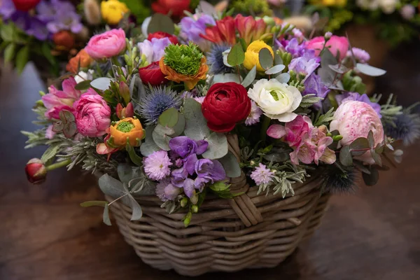 Krásné Jarní Květinové Aranžmá Perských Máslí Modrý Eryngium Barevné Frézie — Stock fotografie
