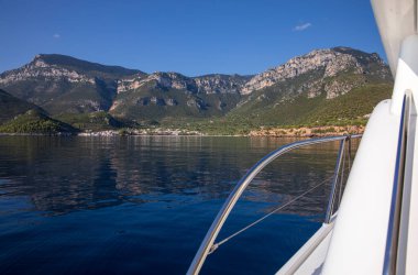 Yaz manzaralı Agia Kyriaki plajı, Kyparissi Laconia köyü, Moreloponnese, Zorakas Körfezi, Yunanistan. Yatay.