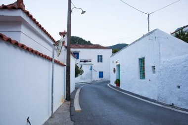 Yaz akşamları Kyparissi Laconia, Moreloponnese, Zorakas Körfezi, Yunanistan 'da bir sokak. Yatay.