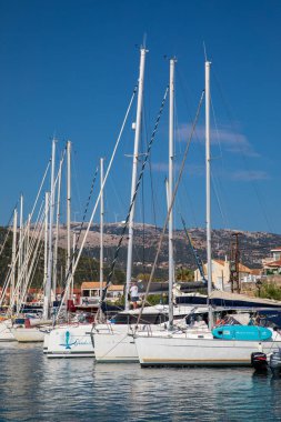 AGIA EFIMIA PORT, KEFALONIA ADASI - 13 AĞUSTOS 2022: Yelkenlilerle dolu Agia Efimia marinası, Kefalonia adası, İyon Denizi, Yunanistan. Dikey.