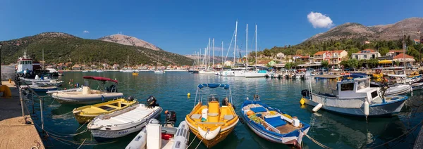 AGIA EFIMIA PORT, KEFALONIA ADASI - 13 AĞUSTOS 2022: Agia Efimia marinası, Kefalonia adası, İyon Denizi, Yunanistan.