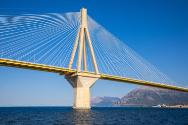 Rio-Antirrio Köprüsü veya Charilaos Trikoupis Köprüsü, tekneden çekilmiş bir fotoğraf. Yatay olarak. Yakın plan..