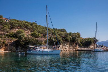 KASTOS Adası, GREECE-July, 2020. Yazın güneşli bir günde Yunanistan 'ın İyon Adaları' ndaki Lefkada Bölgesel Birimi 'ndeki KASTOS adasının açıklarında demirli yelkenliler. Yatay. 