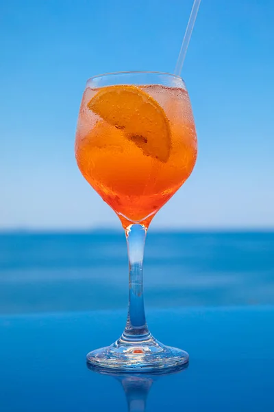 Verre Cocktail Spritz Aperol Sur Fond Mer Bleue Ciel Verticale — Photo