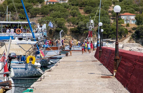 Kastos Island Greece July 2020 Tourists Arrived Ship Port Kastos — Stock Photo, Image