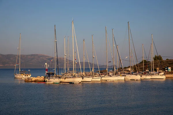 저녁이면 그리스의 섬에는 돛단배 배들이 있습니다 — 스톡 사진