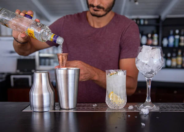 Île Kastos Grèce Juillet 2020 Barman Prépare Des Cocktails Alcoolisés — Photo