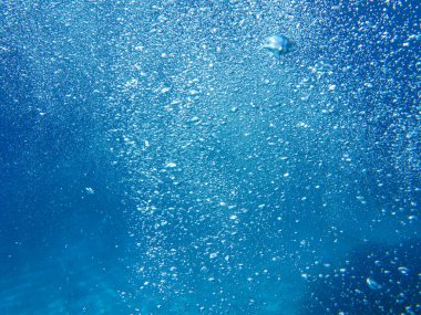 Yunanistan 'ın İyon Denizi' ndeki Antipaxos adasının kristal berrak suyunda UNDERWATER kabarcıkları. Soyut doğal arkaplan. Yatay.