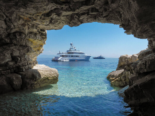 Вид из пещеры острова Антипаксос, недалеко от пляжа Вутоуми, Корфу, Ионические острова, Греция летом. Горизонталь. 