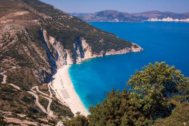Myrtos Sahili, Kefalonia Adası, İyon Denizi, Yunanistan. Yazın sahil yolundan panoramik manzara. 