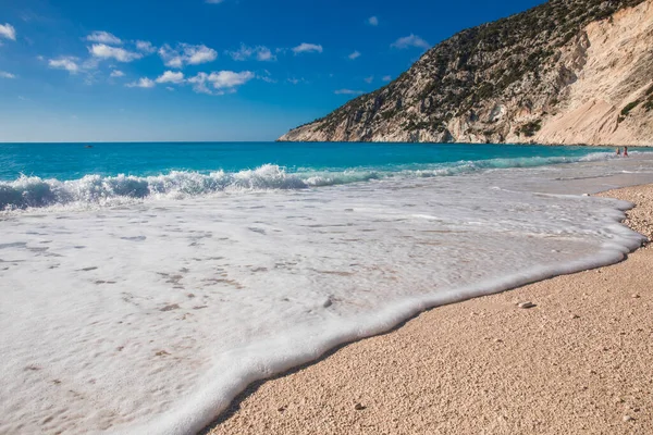 Plaża Myrtos Białym Piaskiem Lazurową Wodą Tle Błękitnego Nieba Wyspa — Zdjęcie stockowe