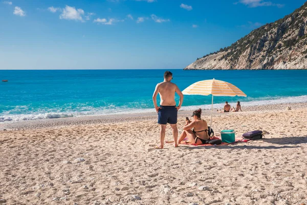 Una Joven Pareja Descansa Playa Myrtos Isla Cefalonia Grecia Durante — Foto de Stock