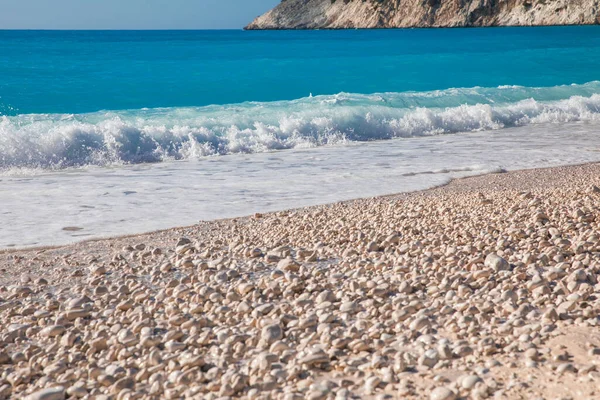 Myrtos Playa Con Guijarros Blancos Agua Azul Contra Cielo Azul — Foto de Stock