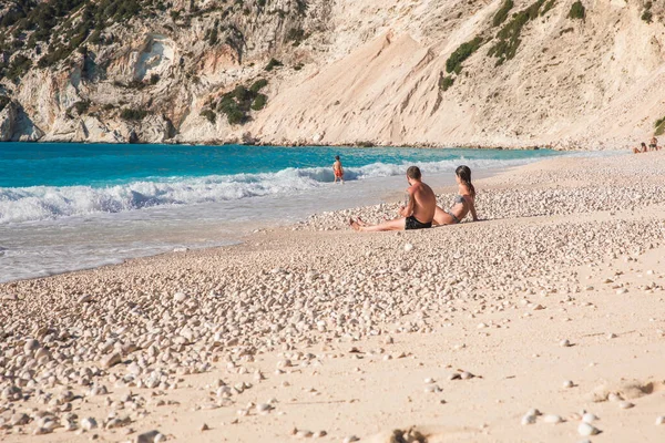 Familia Joven Descansa Playa Myrtos Isla Cefalonia Grecia Durante Las — Foto de Stock