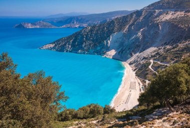 Myrtos Sahili, Kefalonia Adası, İyon Denizi, Yunanistan. Yazın sahil yolundan panoramik manzara. 