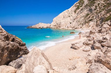 Mavi gökyüzüne karşı beyaz kum ve gök mavisi suyla Petani Sahili - Kefalonia Adası, İyon Denizi, Yunanistan. Yatay.