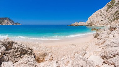 Mavi gökyüzüne karşı beyaz kum ve gök mavisi suyla Petani Sahili - Kefalonia Adası, İyon Denizi, Yunanistan. Yatay.