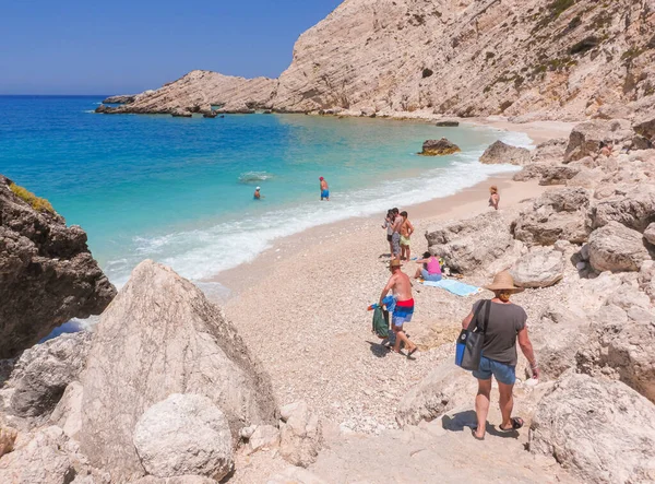 Playa Petani Grecia Julio 2020 Los Turistas Van Parte Oculta — Foto de Stock