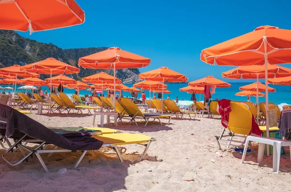 Playa Petani Grecia Julio 2020 Personas Relajantes Tumbonas Amarillas Sombrillas — Foto de Stock