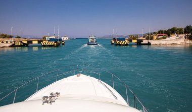 Yunanistan yatıyla Corinth Kanalı 'ndan geçiyor. Korint Kanalı, İyon Denizi 'ndeki Korint Körfezi' ni Ege Denizi 'ndeki Saronik Körfezi' ne bağlar. Yatay.