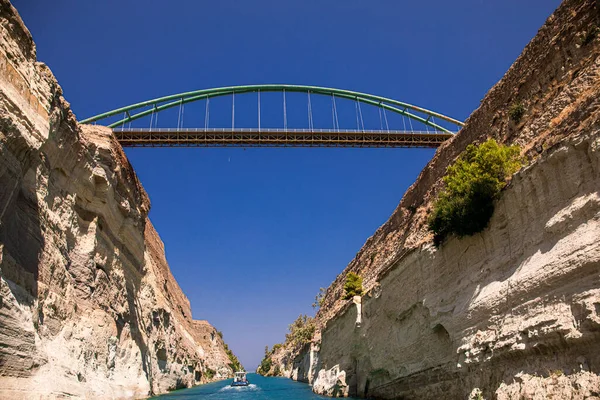 Passing Corinth Canal Yacht Greece Corinth Canal Connects Gulf Corinthn — Stock Photo, Image