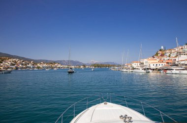 POROS Adası, GREECE - 9 Eylül 2019: Yunanistan 'ın Saronic Körfezi' nin güney kesiminde yer alan Poros Adası. Fotoğraf tekneden çekilmiş. Yatay.