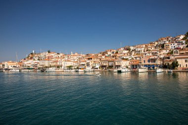 POROS Adası, GREECE - 9 Eylül 2019: Yunanistan 'ın Saronic Körfezi' nin güney kesiminde yer alan Poros Adası. Fotoğraf tekneden çekilmiş. Yatay.