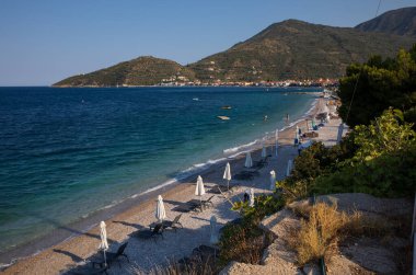 Tyros kasabasında, Moreloponnese 'de, Myrtoan Denizi' nde, yazın GREECE 'te harika bir sahil manzarası. Yatay.
