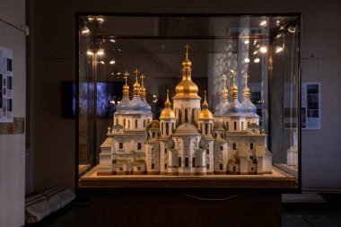 Kyiv 'deki Aziz Sophia Katedrali' nin ayrıntılı bir modelinde, bu önemli Ortodoks simgesinin zengin tarihini yansıtan karmaşık tasarımı ve altın kubbeleri sergilenmektedir..