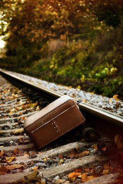 Terk Edilmiş Eski Bavul Demiryolu Raylarında Gün Batımında.