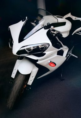 Koyu Arkaplanda Çift Farlı Beyaz Spor Motosikleti.