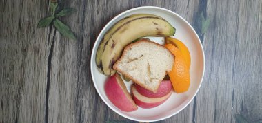 Tahtada taze meyve salatası