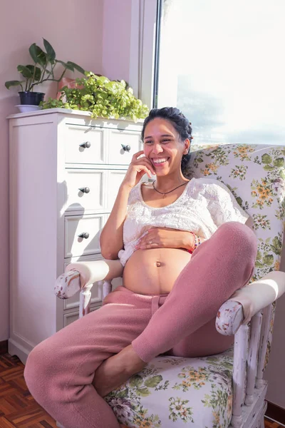 Hamilelik, annelik, insanlar ve beklenti konsepti - pencerede koca göbekli mutlu hamile bir kadının yakın çekimi.