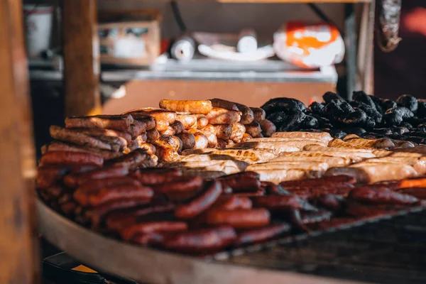 A Coru 'daki Ortaçağ Panayırı' ndan ızgara yemek. Büyük et ızgarası: sosis, kara puding, domuz eti, sucuk.