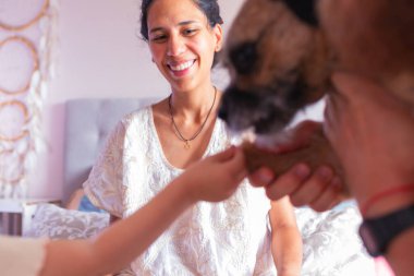 Yeni bir safkan köpeğin elini tutan kızı eve geldi. Yeni bir üyeyle Latin bir aile.