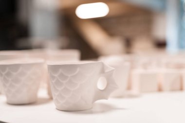 El yapımı seramik kupaların seçici odağı. sanat ve el sanatları kavramları.