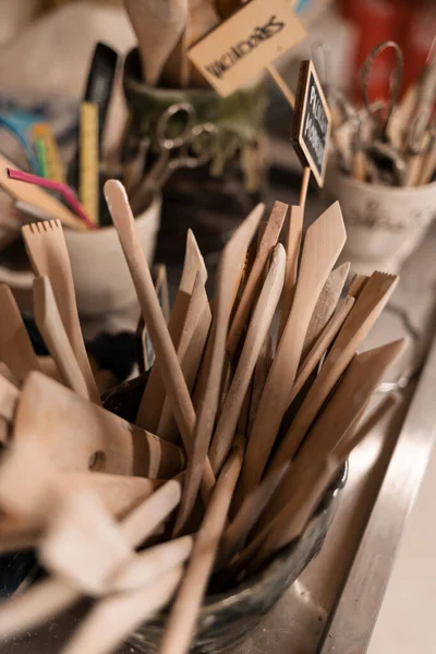 Ahşap masada kirli el işi heykel aletleri. tahta araçlar.