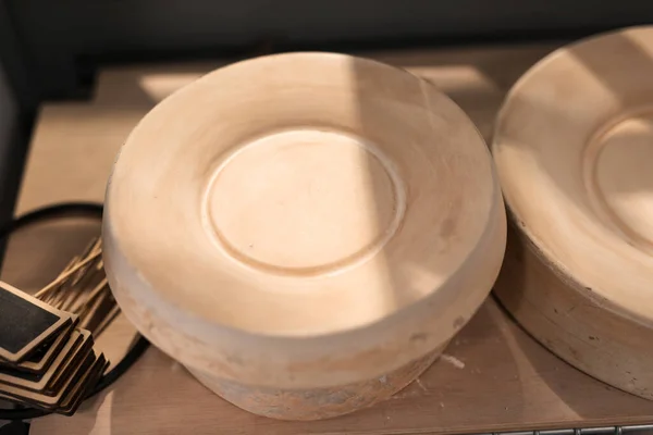 Yuvarlak seramik boş tabak ahşap üst görünümde