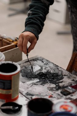 Otantik erkek ressam palette yağlı boya karıştırıyor.