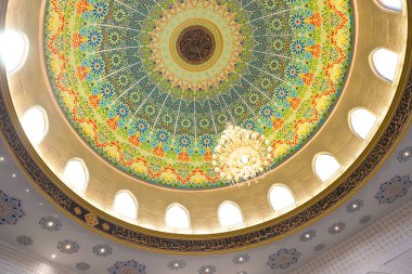Kubbe görünen bir caminin içinde. Syahrun Nur Camii, Güney Tapanuli