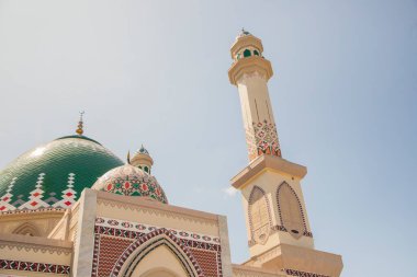 Syahrun Nur Büyük Camii Kulesi, Güney Tapanuli, Kuzey Sumatra. Güzel peyzaj camisi, İslami zemin camisi. 