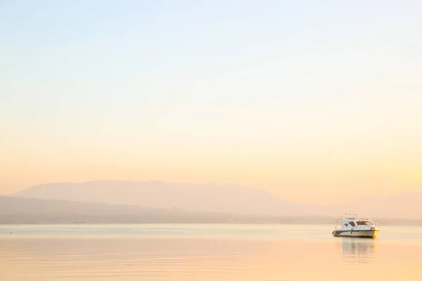 Ein Schöner Goldener Sonnenaufgang Über Dem Tobasee Ein Boot Das — Stockfoto