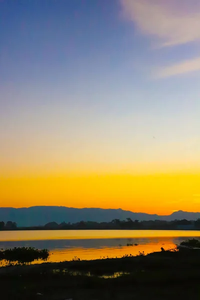 Vertikale Ansicht Des Sonnenuntergangs Ufer Des Sees Naturlandschaft Natur Nordsumera — Stockfoto