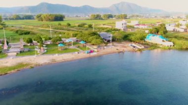 Doğal manzara gölü, dağlar, ağaçlar... Bulbul Sahili, Kuzey Sumatra 'dan Toba samosir videosu. Toba Gölü 'nün havadan görünüşü. Toba Gölü 'nün eteklerinde yer alan Balige şehri.